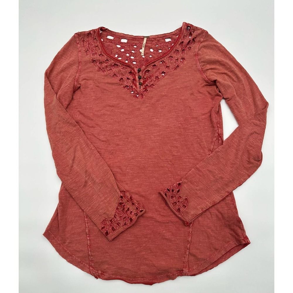 Free People Luna Laser cut detail Henley size L burnout red - Picture 2 of 8